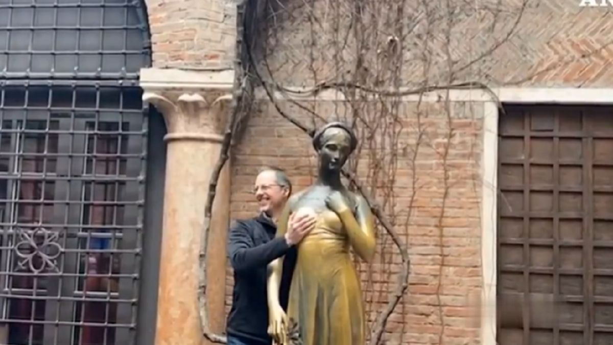 Pomnik Julii w Weronie uszkodzony. Wszystko przez nagabywaczy. 