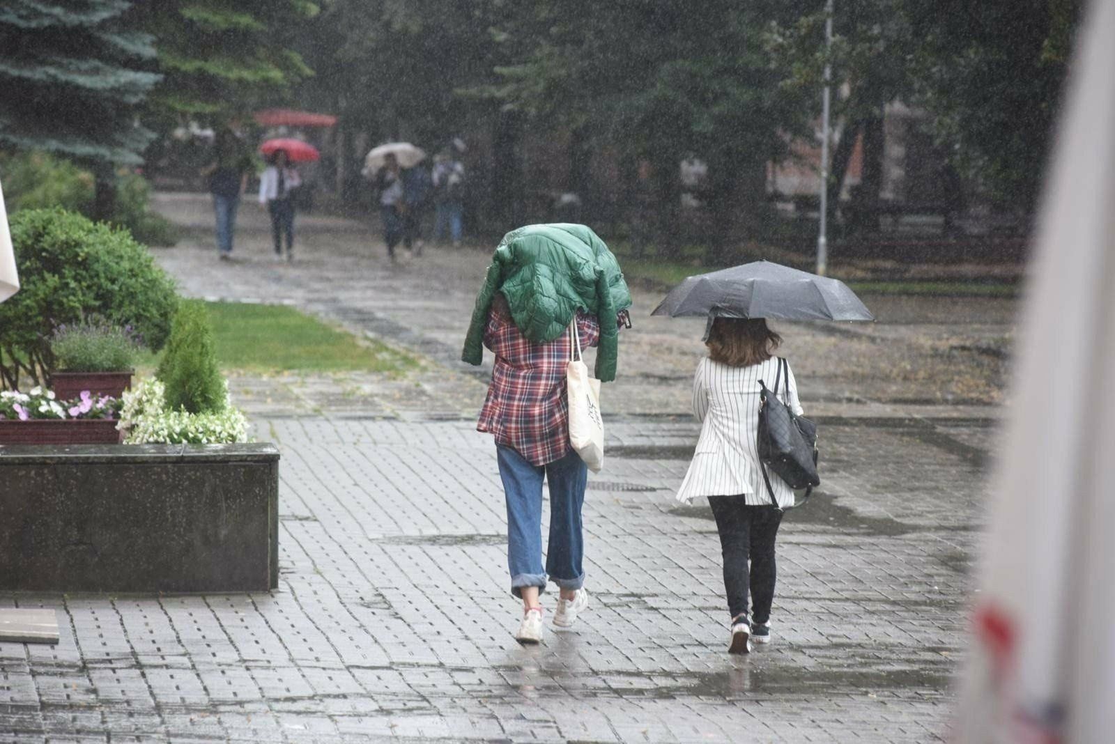 W całym województwie zachodniopomorskim obowiązuje ostrzeżenie przed intensywnymi opadami deszczu oraz burzami.