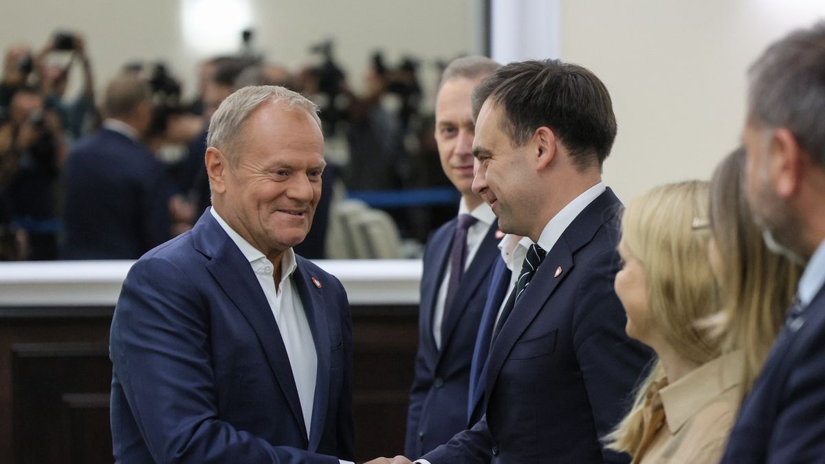 Warszawa, 28.08.2025. Premier Donald Tusk (L) i minister finansów i gospodarki Andrzej Domański (P) na posiedzeniu rządu w KPRM w Warszawie, 28 bm. Na dodatkowym posiedzeniu, Rada Ministrów zajmie się budżetem na 2026 rok. (mr) PAP/Paweł Supernak