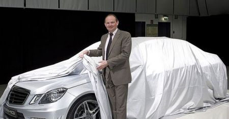 Mercedes E63 AMG zadziera sukienkę