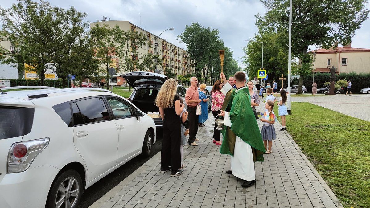 Ksiądz Rafał Rębisz  z parafii Trójcy Przenajświętszej święci pojazdy z okazji wspomnienia świętego Krzysztofa