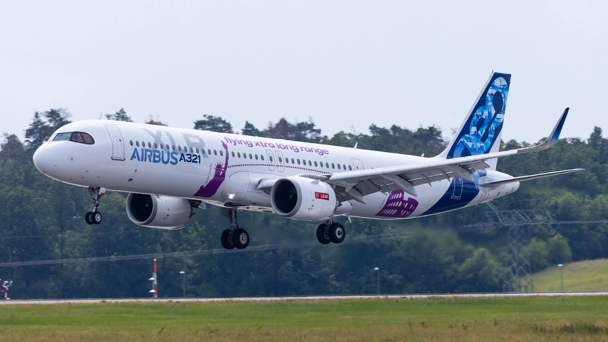 Airbus A321XLR w fabrycznym malowaniu producenta