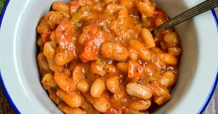 Fasolka po bretońsku bez mięsa. Lekki produkt dodaje jej dymnego smaku