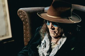 Johnny Depp wyszedł z ekranu i zawisł na ścianie. W Londynie pokazano jego mało znane oblicze