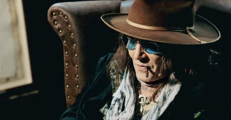 Johnny Depp wyszedł z ekranu i zawisł na ścianie. W Londynie pokazano jego mało znane oblicze