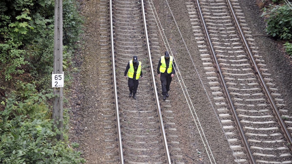 Poszukiwania "Z?otego poci?gu" w Wa?brzychu
Fot. Natalia Dobryszycka/East News  Walbrzych, 09.09.2015  Poszukiwania zlotego pociagu w Walbrzychu i okolicach po informacji anonimowych rzekomych znalazcow pancernego skladu ukrytego przez Niemcow pod koniec II Wojny Swiatowej  N/z:: Jedno z prawdopodobnych miejsc ukrycia pociagu - 65-ty kilometr trasy kolejowej miedzy Wroclawiem a Walbrzychem - policja pilnujaca obszaru    Search for a Nazi armour train supposed to be hidden in Walbrzych at the end of World War II  Here: One of probable localizations - 65th kilometer of railway line between Wroclaw and Walbrzych - police guarding the area
Natalia Dobryszycka