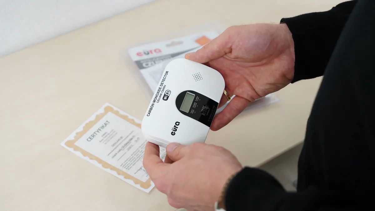 Piła: Załączyła się czujka tlenku węgla, kobieta uskarżała się na zawroty głowy. Strażacy interweniowali