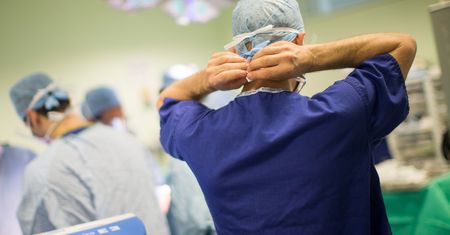 Lekarz zarobił 1,6 mln zł w rok. "To logistycznie niewykonalne"