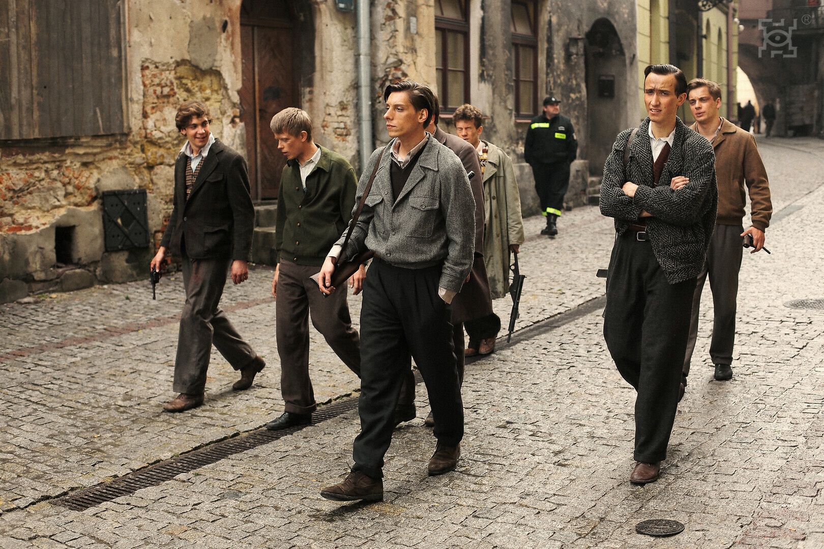 Kadry z filmu "Kamienie na szaniec"