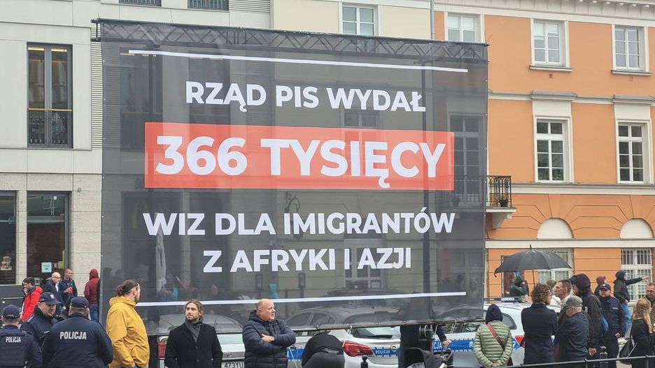 Konfederaci przynieśli transparent