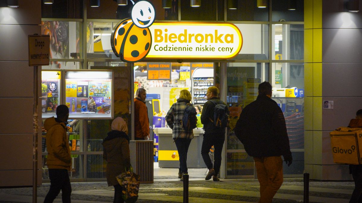 Poland Approaches End Of First Week Of LockdownPeople are seen distancing themselves while waiting in line to enter a Biedronka supermarket in Warsaw, Poland on March 28, 2020. Poland has over 1600 known casees of people infected with the coronavirus and 18 deaths since the first case became konwn at the start of March. The government has imposed a lockdown banning gatherings of more than two people since March 24. (Photo by Jaap Arriens/NurPhoto via Getty Images)NurPhotonurphoto, covid, covid19, health, social issue, emergency, epidemy, 2020 covid, disease, infection, covid2020, covid-19 worldwide emergency, health issue, asiatic, infections coronavirus, sars-cov-2, sars, coronavirus quarantine, pandemic, pandemy, covid-19 emergency, known casees of people, biedronka supermarket, konwn, jaap arriens, deaths, line, gatherings, start, distancing, person