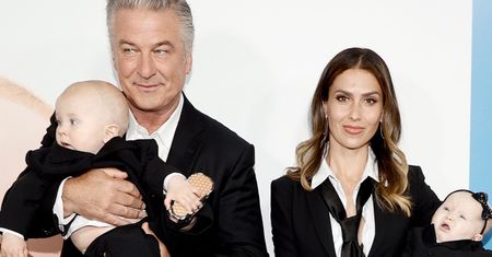 Alec Baldwin zabrał młodszą o 26 lat żonę i SZEŚCIORO dzieci na premierę filmu (ZDJĘCIA)