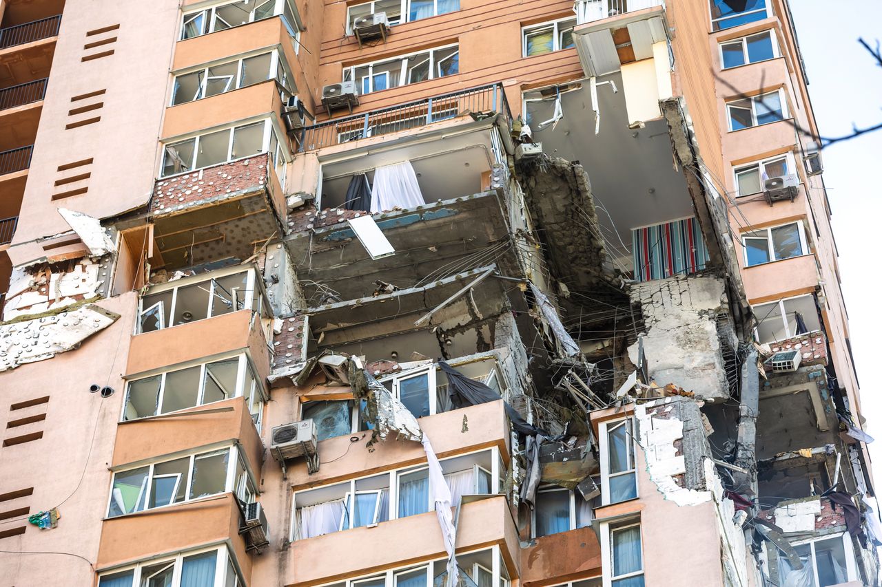 Kijów, Ukraina - 25 lutego 2022: Wojna Rosji z Ukrainą. Widok budynku cywilnego zniszczonego w wyniku rosyjskiego ataku rakietowego na miasto Kijów.