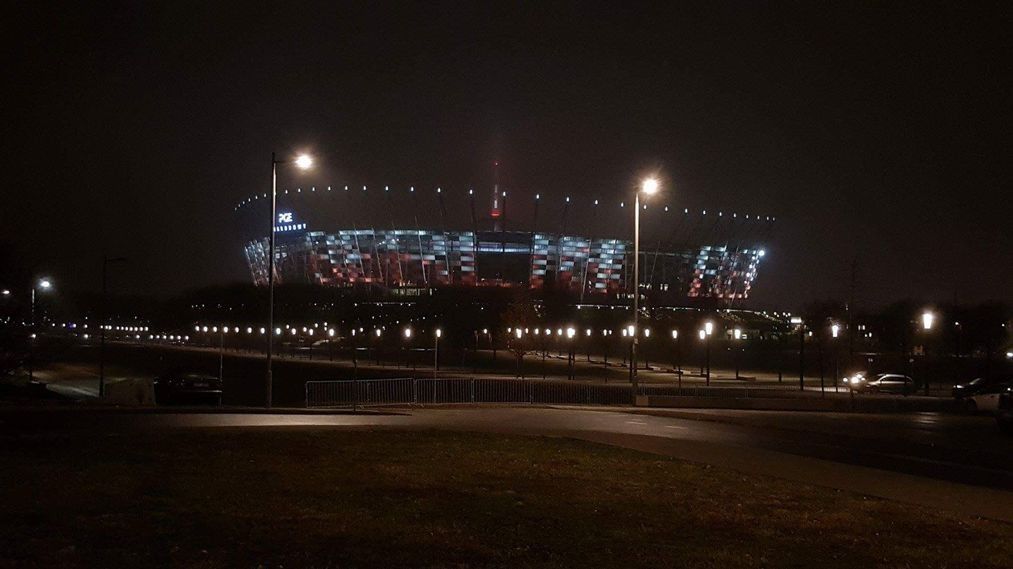 PGE Narodowy solidarny z Berlinem. Świetlny napis na elewacji areny