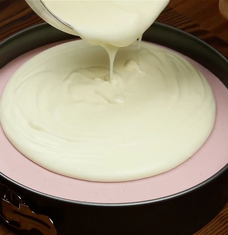 Na samo dno wylej masę z Nutellą. Następnie truskawkowa, a na koniec śmietankowa. Zanim nałożysz kolejną warstwę, włóż ciasto na 10 minut do lodówki.