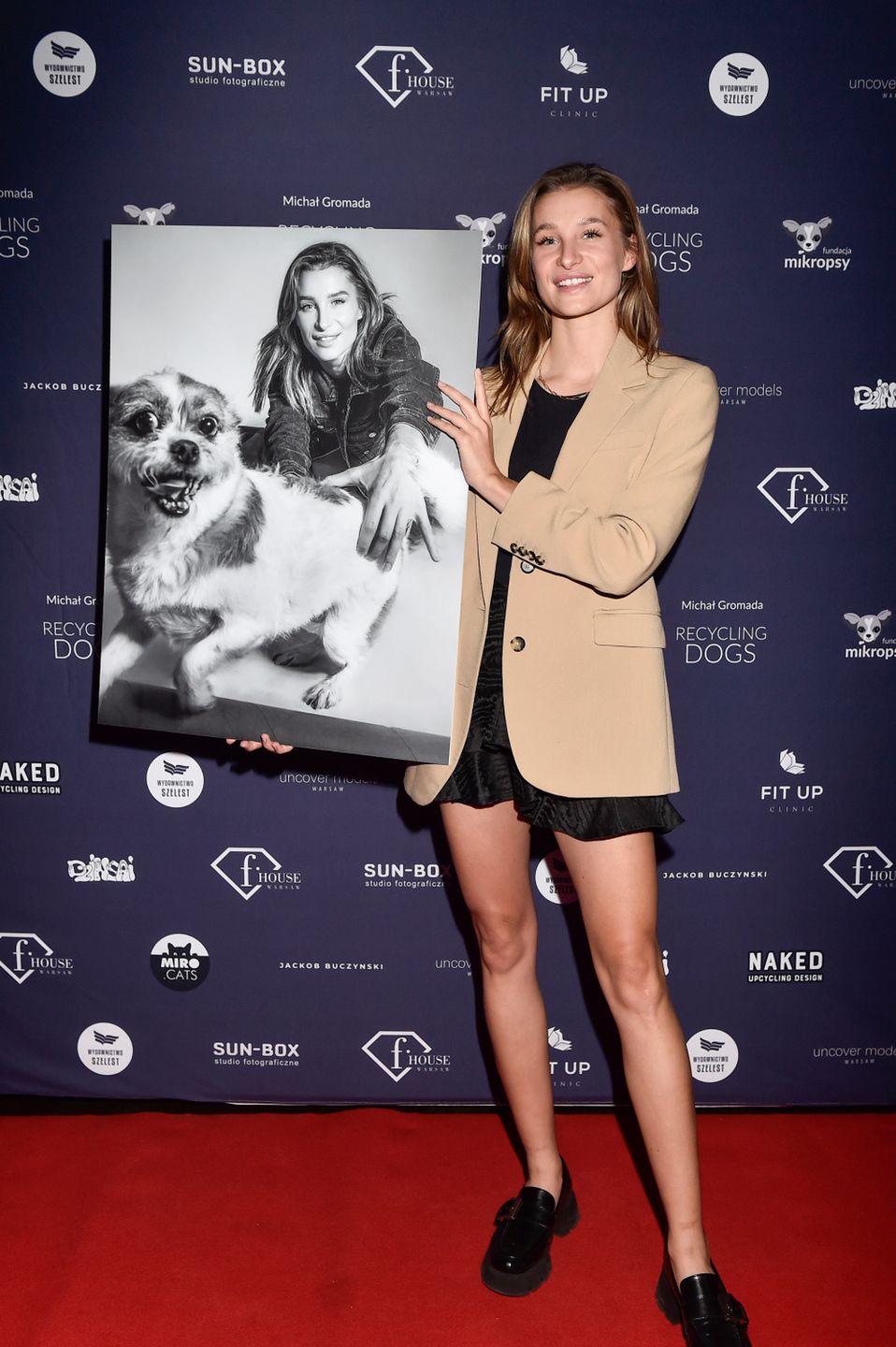 Aleksandra Skubis na wystawie Recycling Dogs