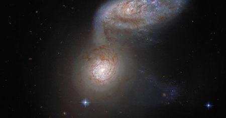 Kolizja galaktyk. Niezwykłe ujęcie Teleskopu Hubble’a