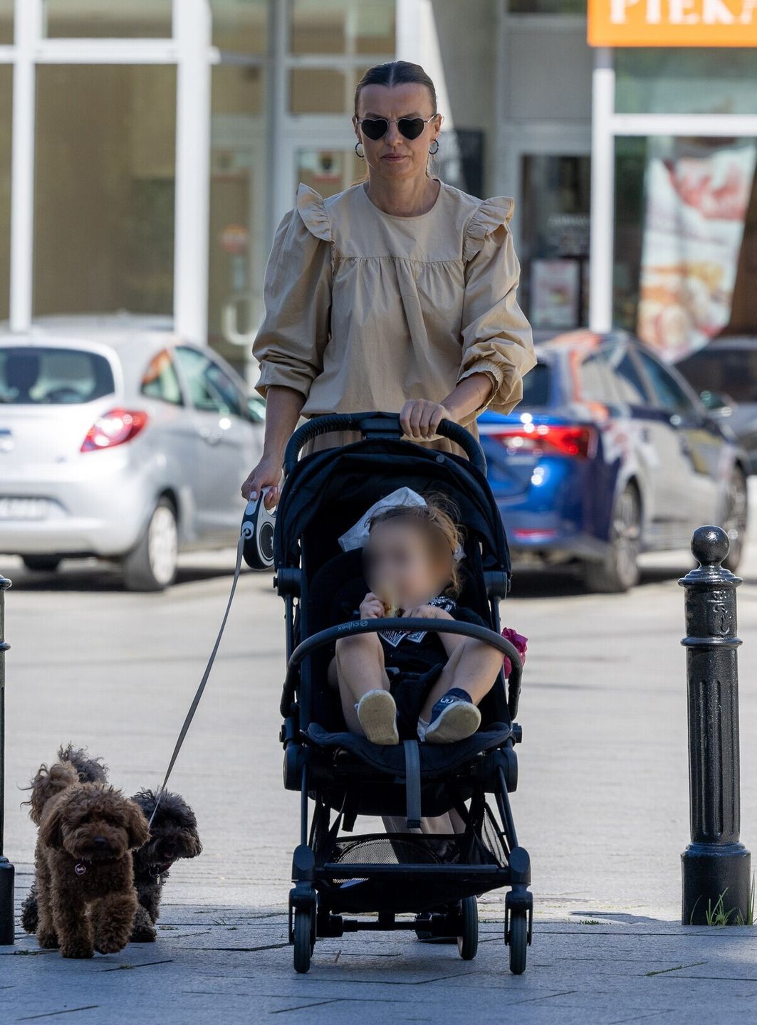 Katarzyna Sokołowska spaceruje z 2-letnim synem