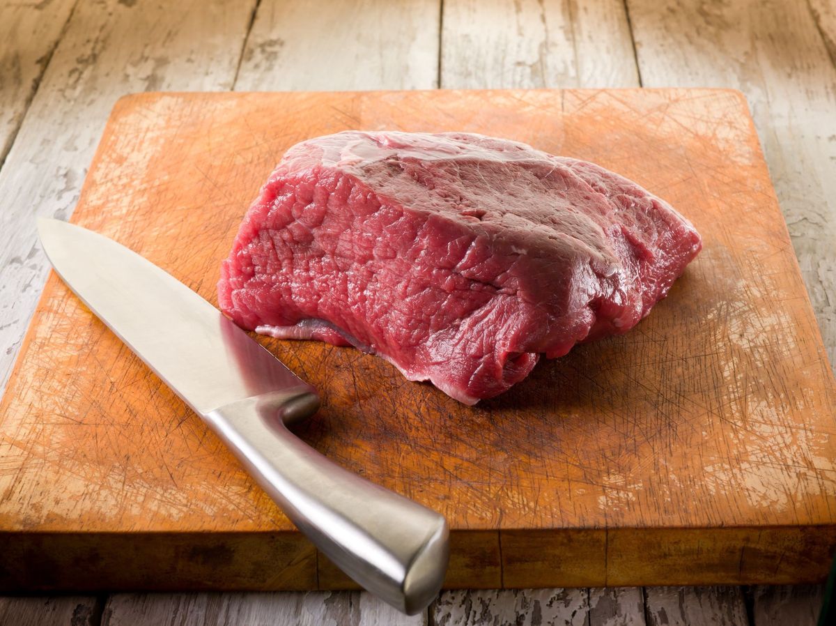 Błędy podczas gotowania. Krojenie mięsa na drewnianej desce