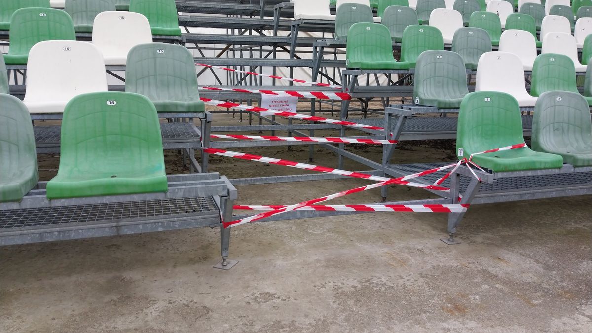 Uszkodzona trybuna na stadionie Warty Poznań