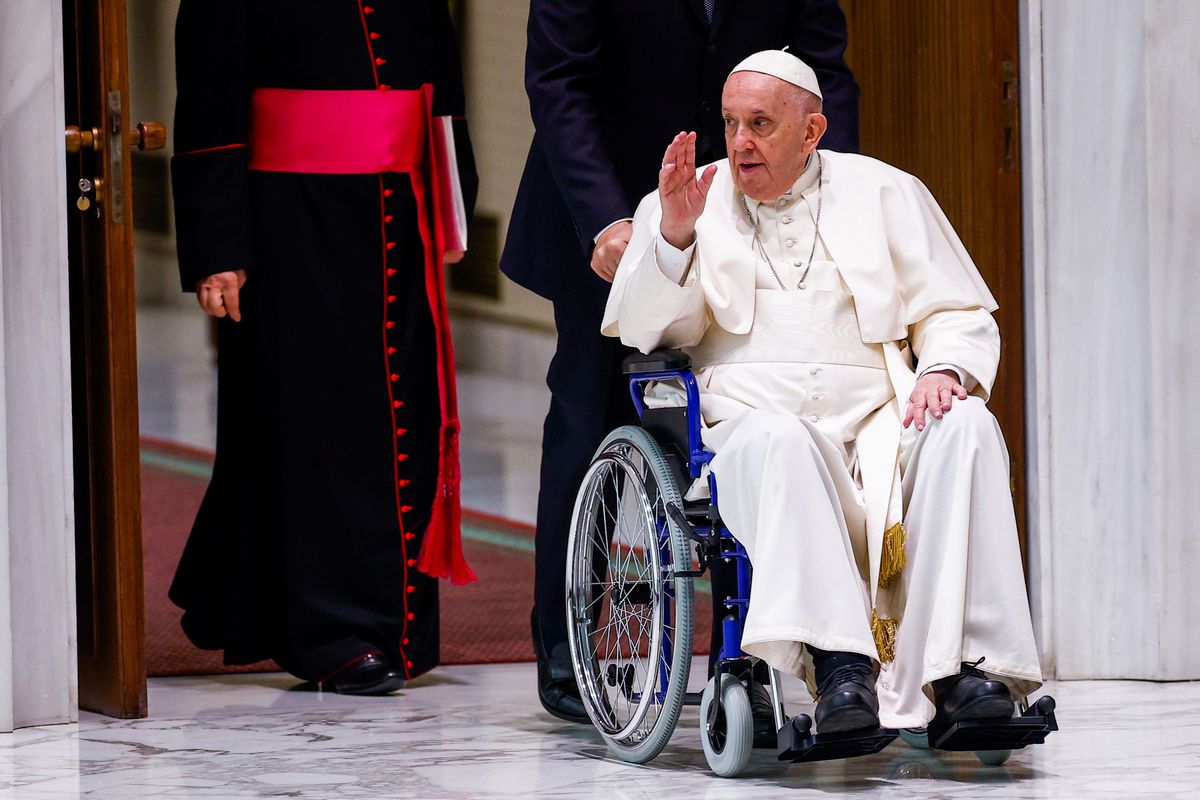 Papież Franciszek na wózku inwalidzkim. Problemy z kolanem coraz poważniejsze 