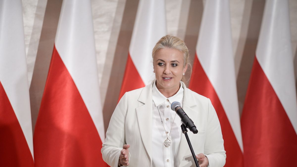 Warszawa, 04.09.2023. Minister zdrowia Katarzyna Sójka podczas uroczystości podpisania ustawy z dnia 17 sierpnia 2023 roku o szczególnej opiece geriatrycznej w Centrum Medycznym Kształcenia Podyplomowego w Warszawie, 4 bm. (ad) PAP/Marcin Obara