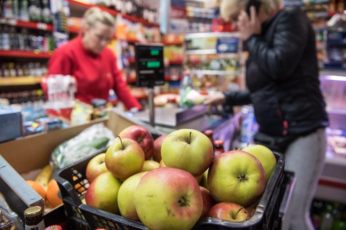 Hipermarkety okazały się za duże. Polacy wolą robić zakupy w małych sklepach