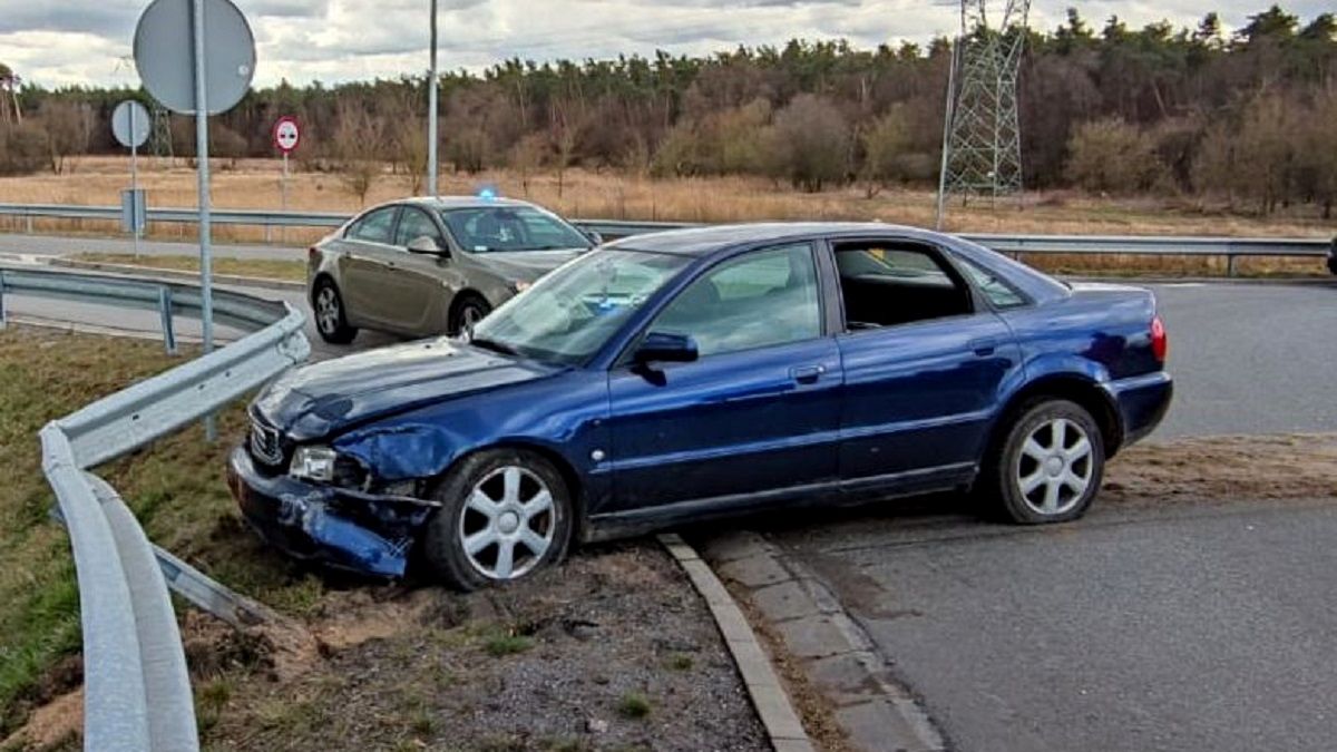 Audi przejechało przez wysepkę na rondzie i uderzyło w barierę