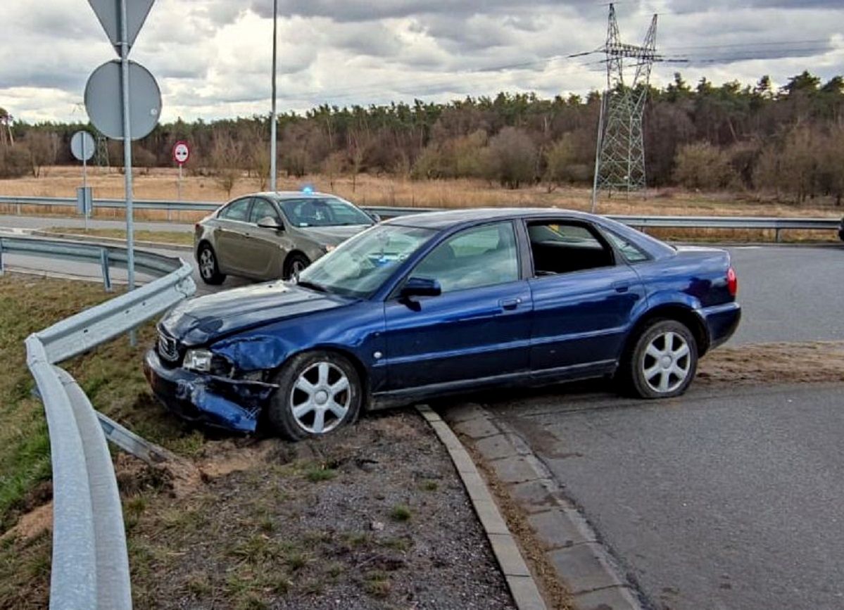 Audi przejechało przez wysepkę na rondzie i uderzyło w barierę