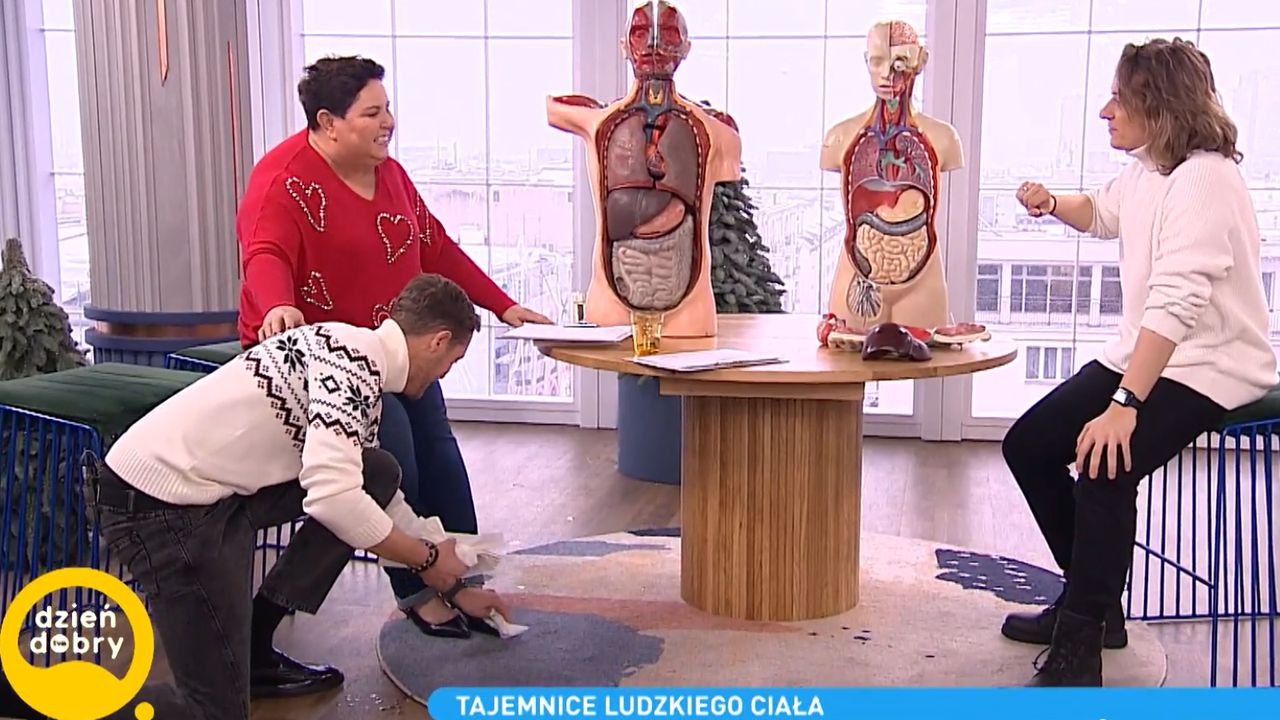 Damian Michałowski czyści buty Doroty Wellman
