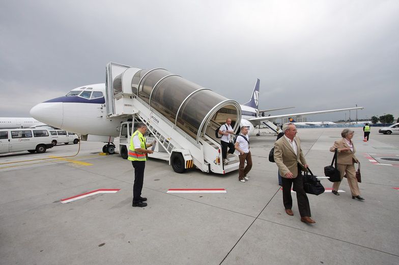 Lądujący w Pyrzowicach samolot zatrzymał się poza pasem startowym