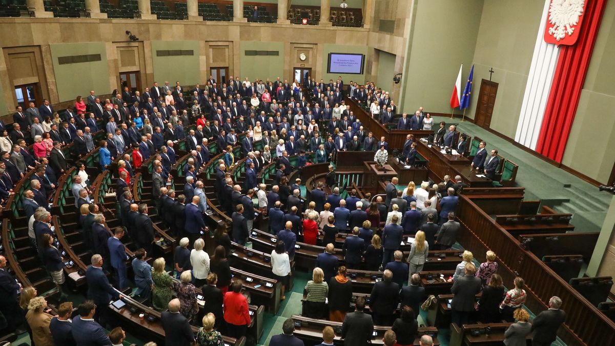 Posłowie na sali plenarnej w trakcie posiedzenia Sejmu