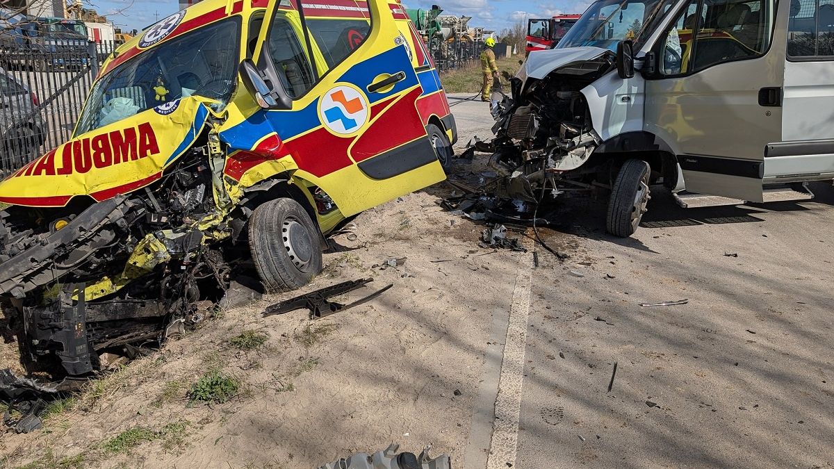 Wypadek karetki pod Szydłowcem. Jedna osoba ranna.