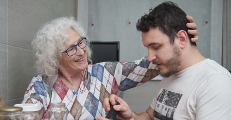 Emeryt może pobierać świadczenie pielęgnacyjne razem z emeryturą. Jest ważny warunek