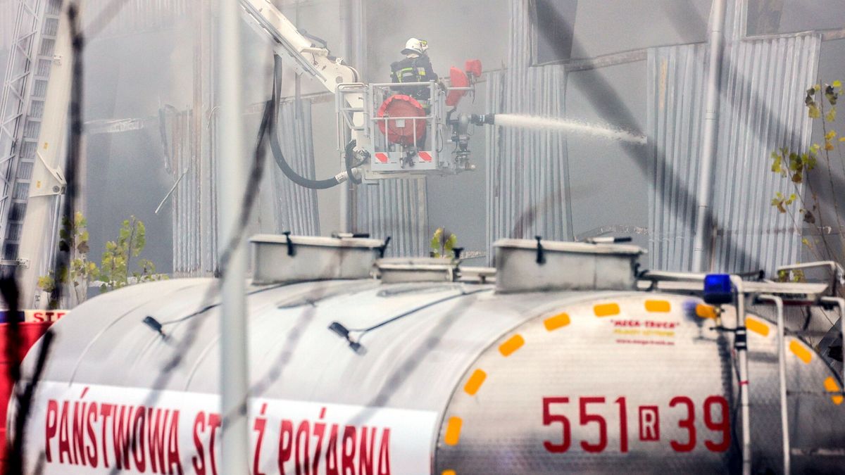 Po?ar hali w Stalowej Woli
Fot. Wojciech Olkusnik/East News, 20.12.2025. Dogaszanie pozaru hali magazynowej z paliwami alternatywnymi w Stalowej Woli.
Wojciech Olkusnik