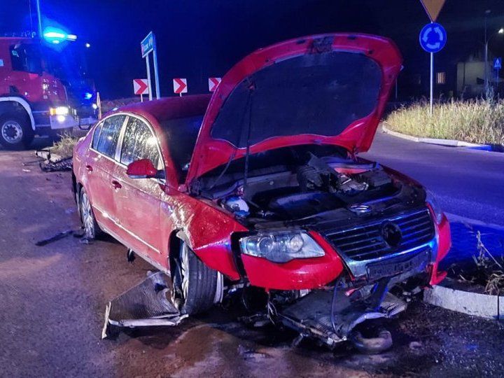 Przeleciał nad rondem w passacie. Prawo jazdy miał od 2 miesięcy