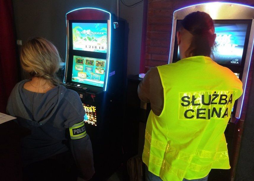 Śląskie. Policjanci ze Świętochłowic i pracownicy KAS zlikwidowali kolejny nielegalny salon gier. 