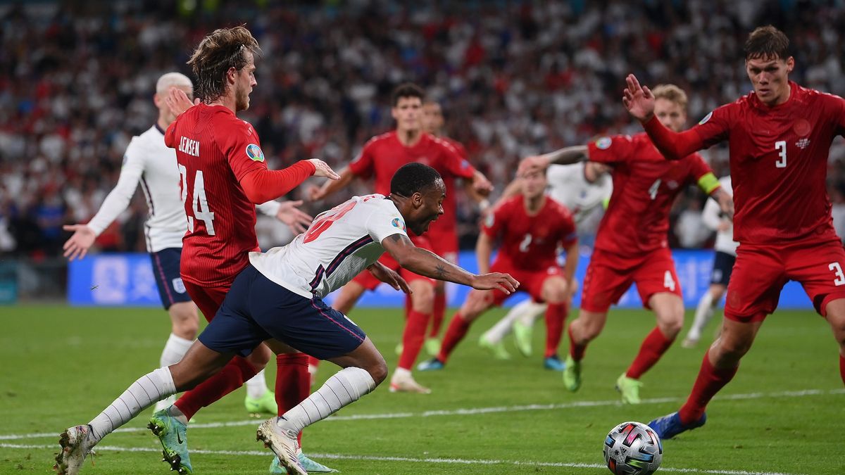 Sytuacja, po której został podyktowany rzut karny w meczu Anglia - Dania