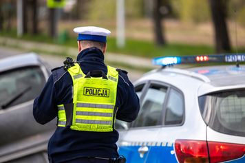 Miała blisko 2,5 promila i wiozła dwoje 5-letnich dzieci. Policjanci zatrzymali 40-latkę w Ostrowcu Świętokrzyskim