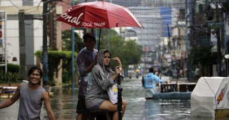 Powódź na Filipinach. Woda na ulicach sięga pasa
