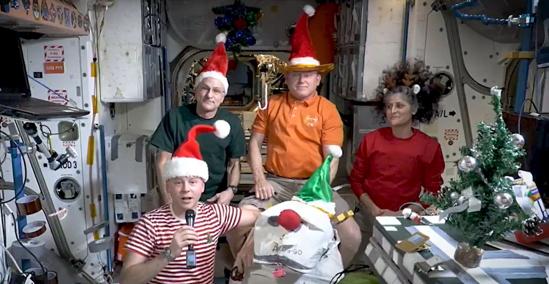 Uwięzieni w kosmosie astronauci w świątecznym nagraniu