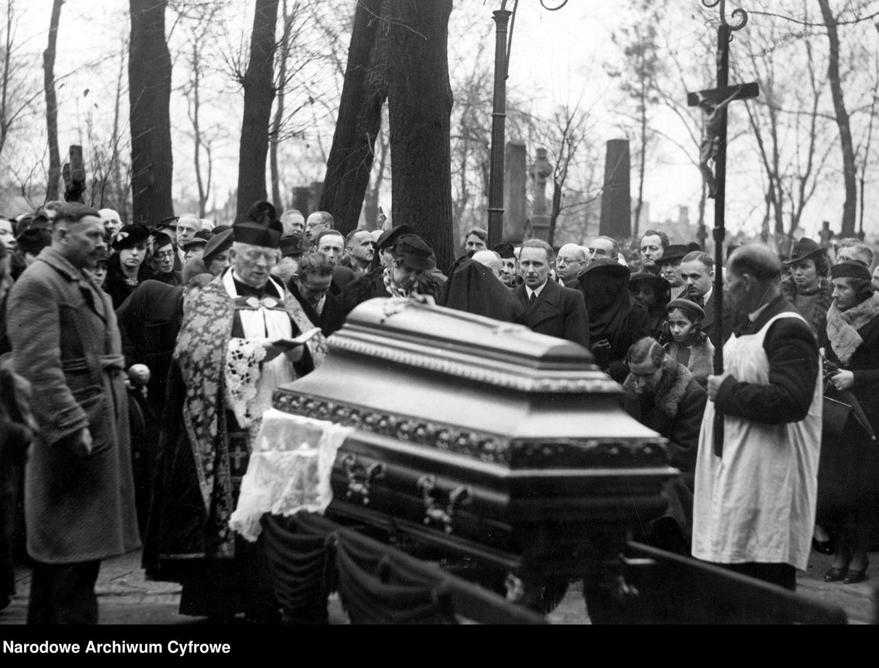 Wdowa zamarła. Tak zachowała się kochanka Leśmiana przy trumnie poety