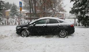 Pod szkołą potrąciło ją auto, przejechał po niej kolejny pojazd. 14-latka walczy o życie