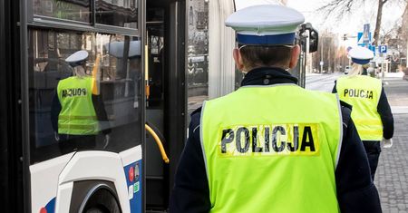Włączył "Barkę" w autobusie. Inny pasażer rzucił się z pięściami