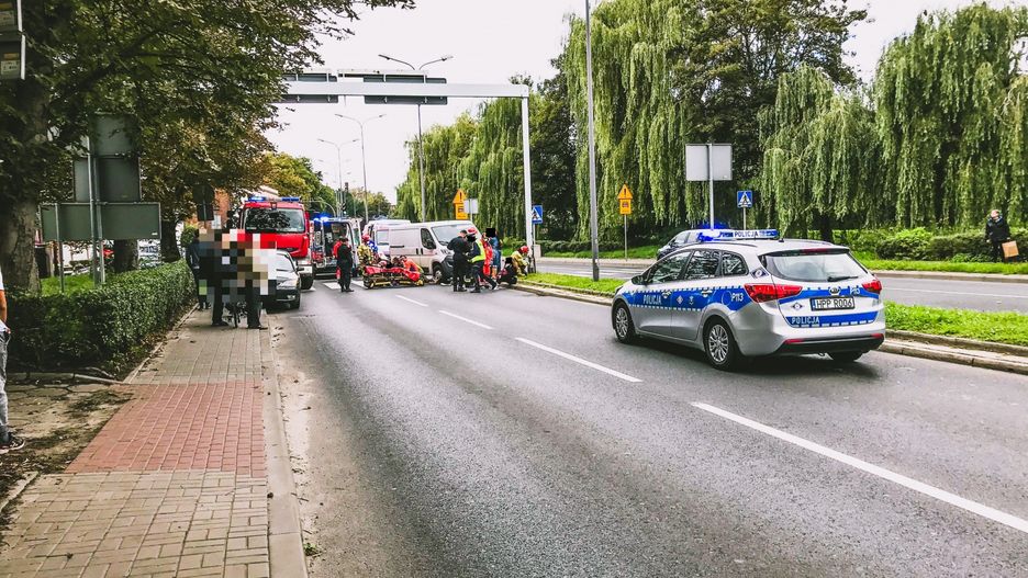 Racibórz. Samochód dostawczy wjechał wjechał w nastolatki na pasach 