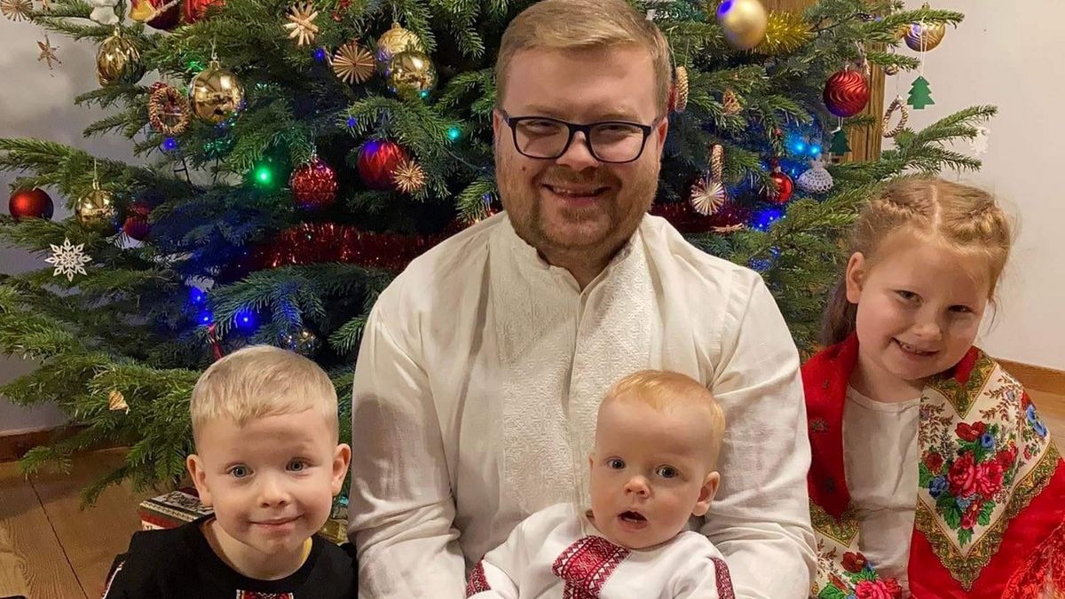 Grekokatolicki ksiądz Igor Hubacz z dziećmi. 