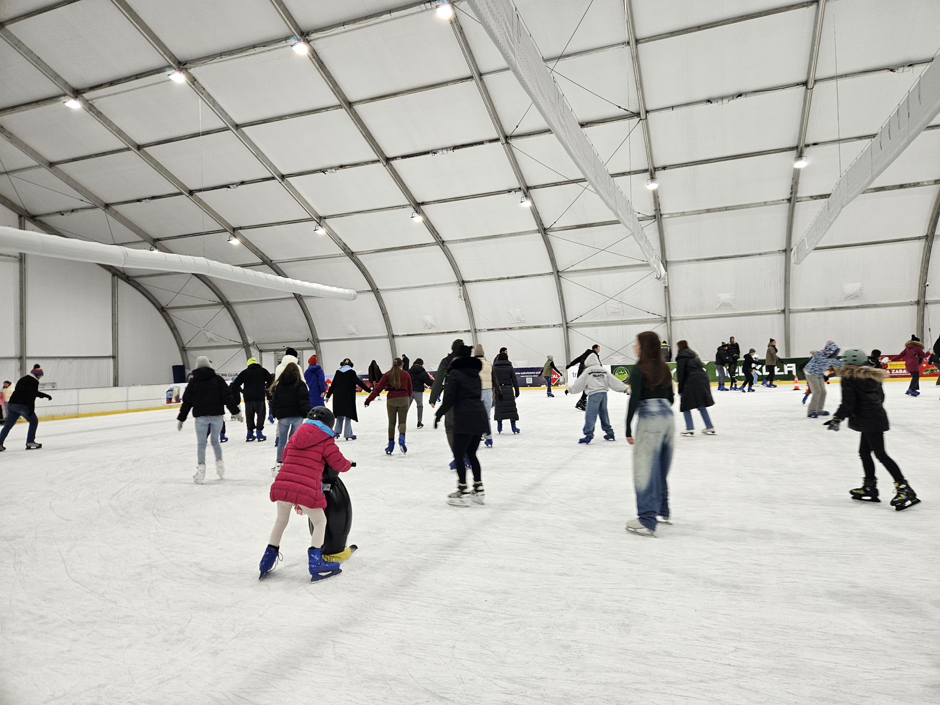 Mimo pełnego obłożenia, na ślizgawce nie ma przesadnego ścisku