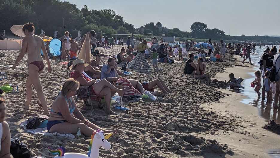 Tłumy na plaży w Gdańsku to standard od początku sezonu