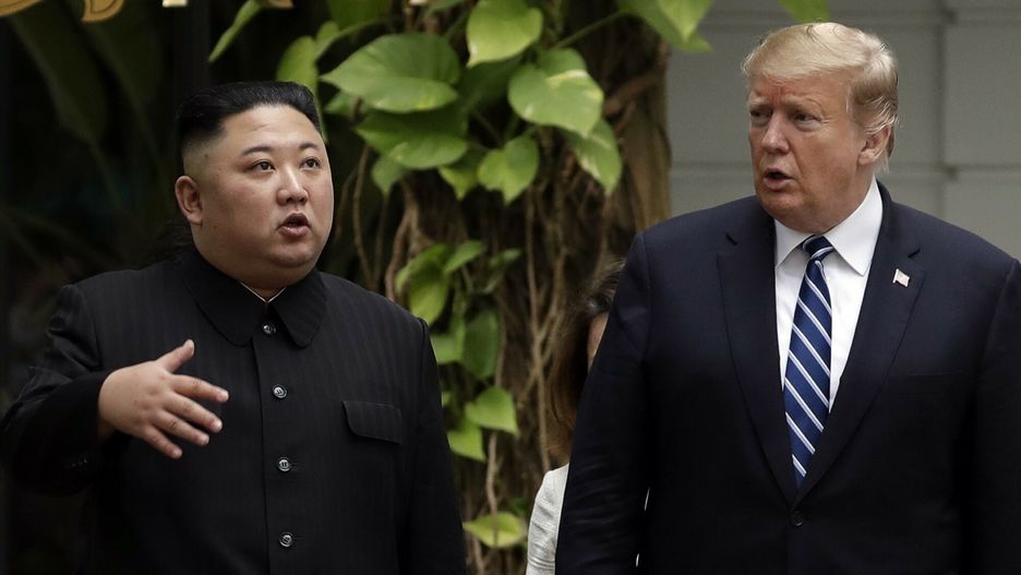 Donald Trump i Kim Dzong Un podczas spotkania w Hanoi