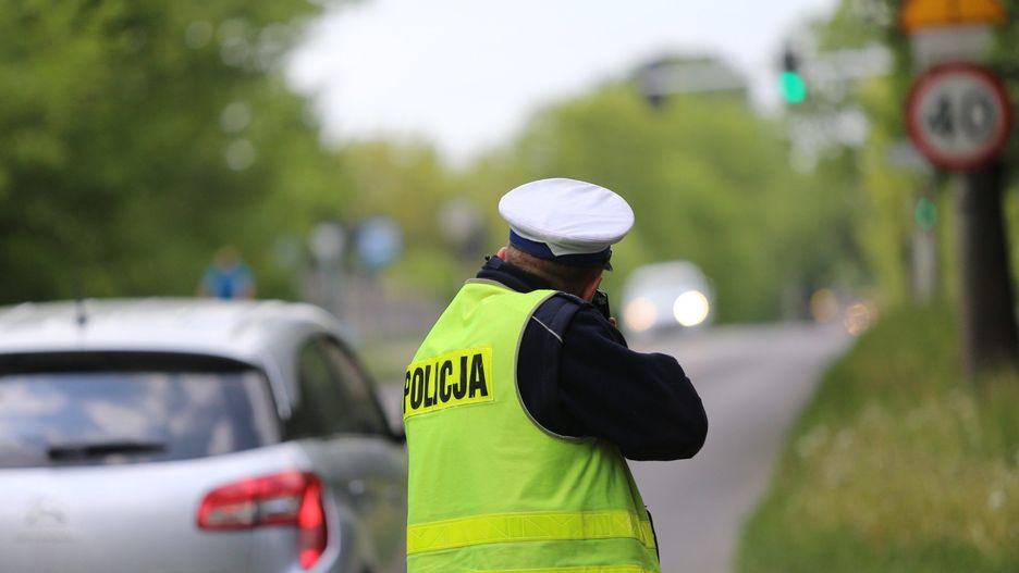 Jeżeli kierowca przekroczy prędkość o więcej niż 50 km/h na drodze jednojezdniowej dwukierunkowej poza obszarem zabudowanym - będzie miał zatrzymane prawo jazdy.